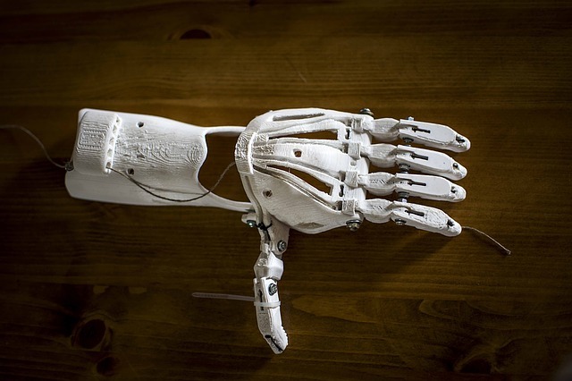 prostetická ruka, vyrobená na 3D tiskarně